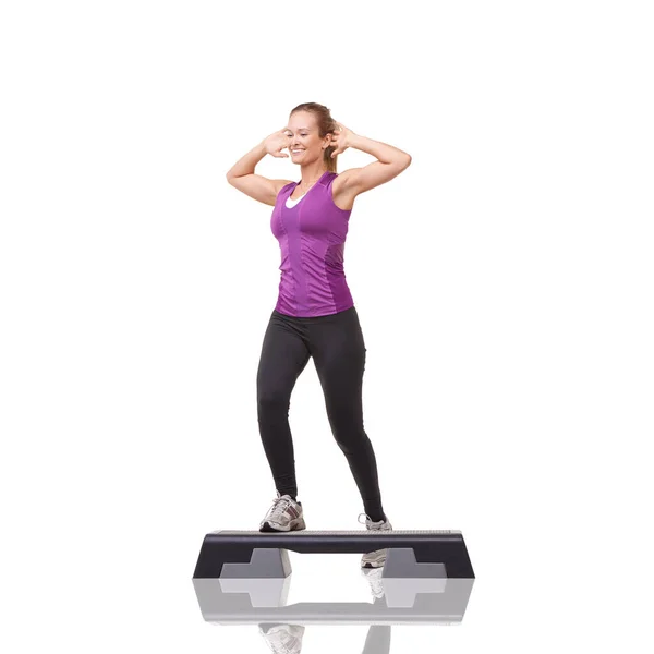 健美操 健身和女人与运动 微笑和健康隔离在一个白色工作室的背景 平衡与锻炼 健康与日常训练 体重减轻与有氧运动 — 图库照片