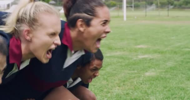 橄榄球 扇贝和女人的尖叫 比赛和竞争的能量 激烈和团队精神 有信心 合作和爱好的运动员 健身者和有运动 训练和喊叫的女孩 — 图库视频影像