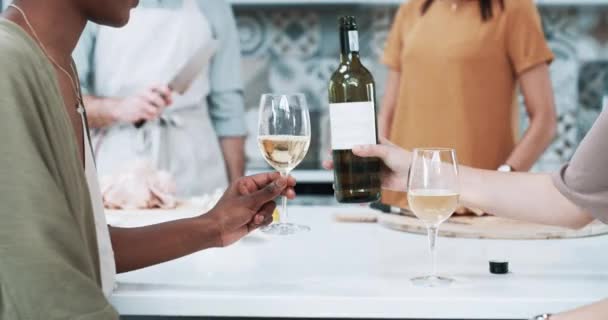Przyjaciele Okrzyki Wino Kolacji Przy Stole Razem Lub Nalewanie Alkoholu — Wideo stockowe