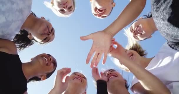 低角度 手与团队合作 合作或协作圈 堆栈或群体在支持 团结或微笑中挤成一团 目标和人们团结在蓝天之上 — 图库视频影像