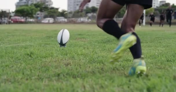 Hombre Patear Pelota Rugby Juego Campo Para Concurso Objetivo Meta — Vídeos de Stock