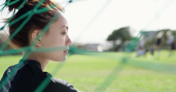 Piłka Nożna Bramkarz Kobieta Świeżym Powietrzu Netto Boisku Ćwiczenia Mecz — Wideo stockowe