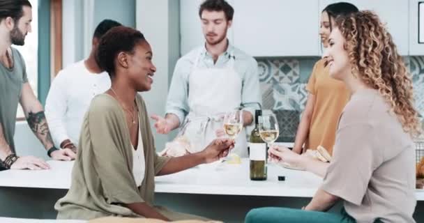 Amici Brindisi Vino Una Cena Tavola Insieme Alcol Evento Sociale — Video Stock