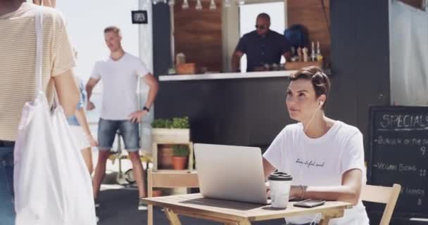 Kobieta Słuchawki Odkryty Laptopem Zdalnej Pracy Uśmiecha Się Pracy Internecie — Wideo stockowe
