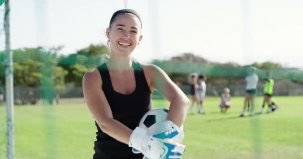 Gelukkige Vrouw Voetbal Doelman Met Bal Voor Verdediging Teamsport Groen — Stockvideo