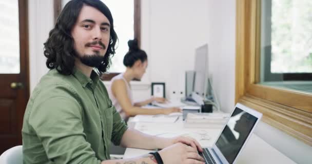 Laptop Coworking Space Und Glücklicher Büromensch Webseiten Designexperte Oder Seo — Stockvideo