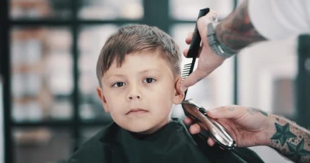 Hårpleje Portræt Barn Barbershop Med Maskine Clipper Værktøjer Til Trendy – Stock-video