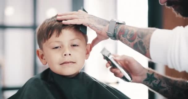 Barbershop Jongen Kapper Met Machine Voor Haarverzorging Kapsel Verzorging Klant — Stockvideo