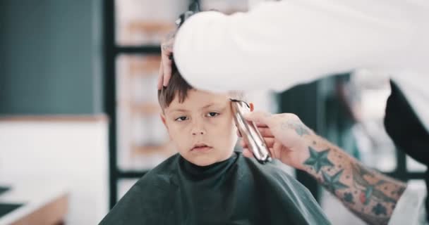 Péče Vlasy Střih Tvář Dítěte Holičství Nůžkami Ruce Nástroje Pro — Stock video