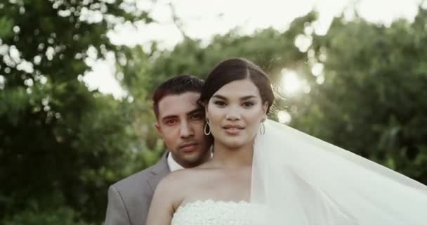 Giardino Sposa Sposo Ritratto Matrimonio Con Sorriso Amore Impegno Coppia — Video Stock