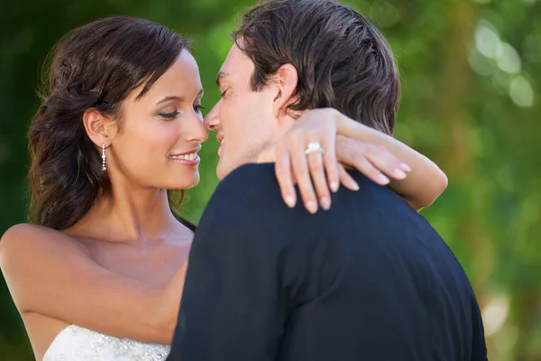 Esküvő Napja Csók Menyasszony Vőlegény Kertben Rendezvény Ünneplés Vagy Szakszervezet — Stock Fotó