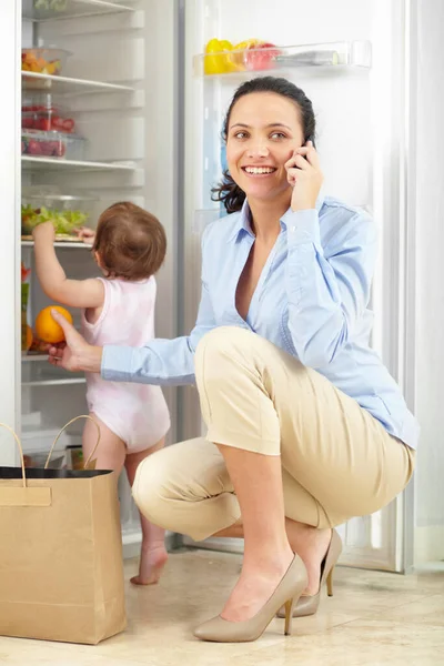 Phone Call Grocery Mother Home Kid Fridge Kitchen Conversation Smile — Stock Photo, Image