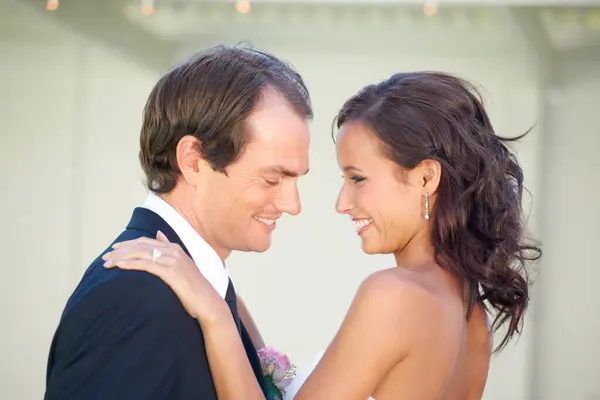 Bruiloft Koppel Blij Met Knuffel Feest Evenement Voor Betrokkenheid Liefde — Stockfoto