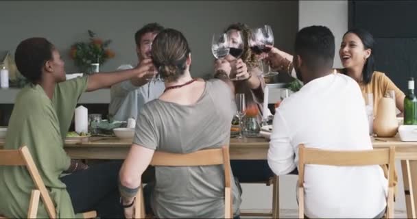 Przyjaciele Tosty Wino Przy Kolacji Uroczystością Stół Impreza Towarzyska Drinkami — Wideo stockowe