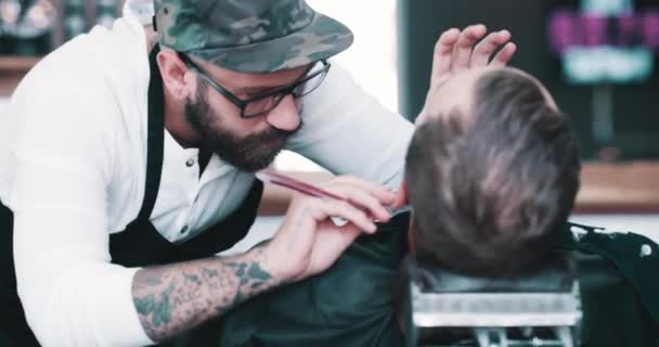 Salon Tıraş Bir Berber Bir Adamla Lüks Profesyonel Hizmet Için — Stok video