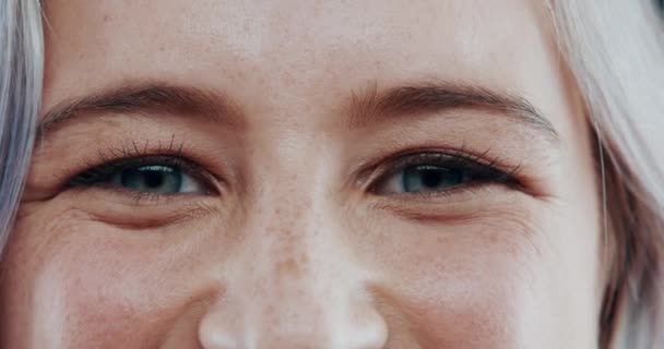 Szczęśliwy Oczy Twarz Osoby Zbliżenie Wizją Mruganie Wzrok Niebieskim Tęczówki — Wideo stockowe