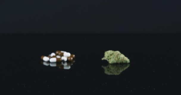 自然な健康または処方処置のためのスタジオの黒い背景の雑草 丸薬および医学のCbd マリファナ 代替医療のための暗闇の医薬品 — ストック動画