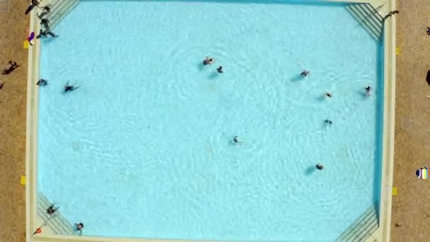 Drone Basen Ludzie Pływanie Ośrodku Wypoczynkowym Relaks Rekreacja Plenerze Ucieczce — Wideo stockowe
