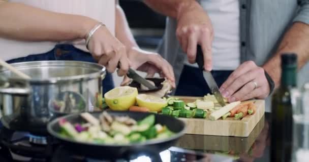 Szczęśliwa Para Gotowanie Wraz Warzywami Kuchni Składników Dla Zdrowej Żywności — Wideo stockowe
