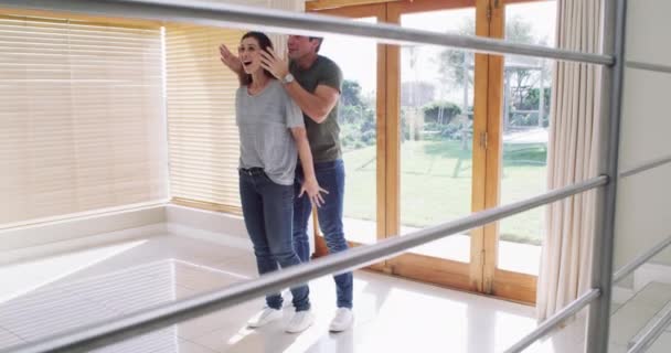 Szczęśliwa Para Nowym Domu Niespodziewanym Pocałunkiem Uściskiem Podekscytowana Hipoteką Inwestycjami — Wideo stockowe