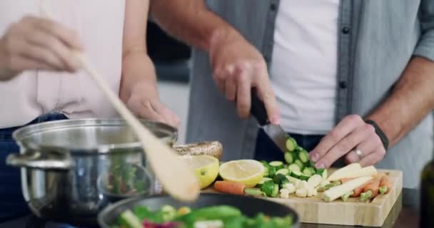 Casal Feliz Cozinhar Juntos Cozinha Beijar Com Comida Saudável Nutrição — Vídeo de Stock