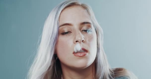 Wiet Marihuana Vrouw Met Rook Mond Met Legale Drugs Verslaving — Stockvideo
