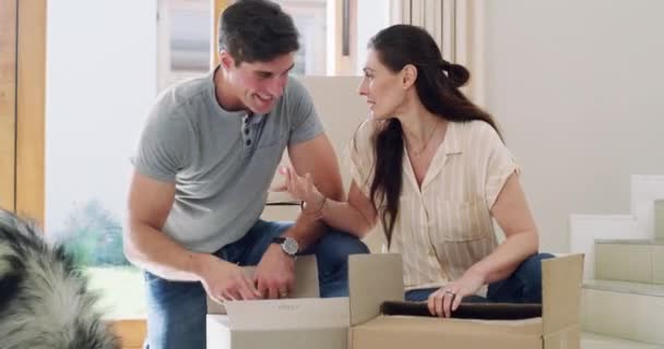 Couple Heureux Chien Déballer Maison Neuve Avec Des Boîtes Excitation — Video