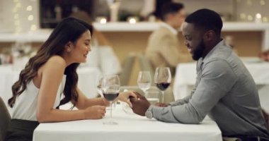 Mutlu, el ele tutuşan ya da restoranda ırklar arası bir çift olarak akşam yemeğinde evlilik yıldönümünü kutluyoruz. Aşk, romantik siyah erkek ya da komik kadın Güzel yemek, gülmek ya da şarap randevusunda kaynaşmak.
