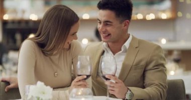 Komik bir şaka, portre ya da restorandaki mutlu çift akşam yemeğinde evlilik yıldönümü kutlaması. Gülümse, romantik erkek ya da güzel kadın güzel yemekler, gülmek ya da şarap eşliğinde kaynaşmak..