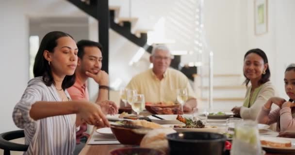 Büyük Bir Aile Akşam Yemeği Yemek Masasında Yemek Kaynaşma Etkinlik — Stok video