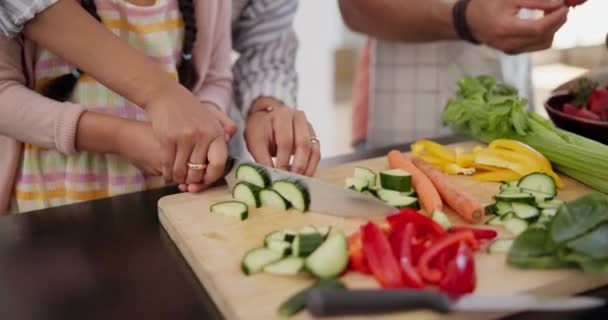 蔬菜和孩子或母亲的手放在厨房的切菜板上 密切合作 帮助孩子 向妈妈学习黄瓜 营养食品或健康食品 在家里吃晚餐或沙拉 — 图库视频影像