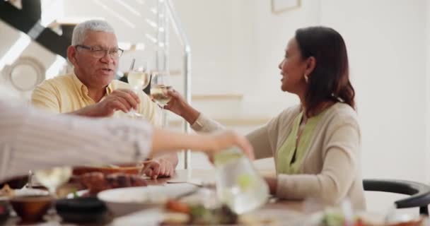 Família Jantar Vivas Com Comida Vinho Para Ligação Evento Conversa — Vídeo de Stock