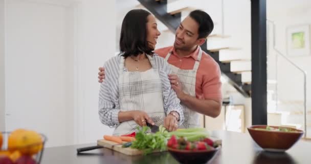 Yemek Sarılma Mutfakta Sebzelerle Diyetle Evde Sohbet Etmek Için Bir — Stok video