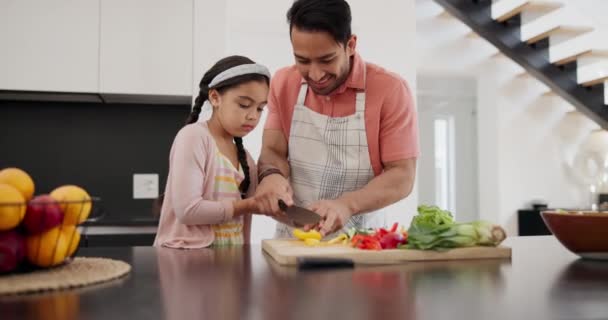 キッチンで調理 父と娘は 自宅で切断 サポートをしています ランチサラダの食事の準備のための家でパパと一緒に食べ物 学習と少女の子供 — ストック動画
