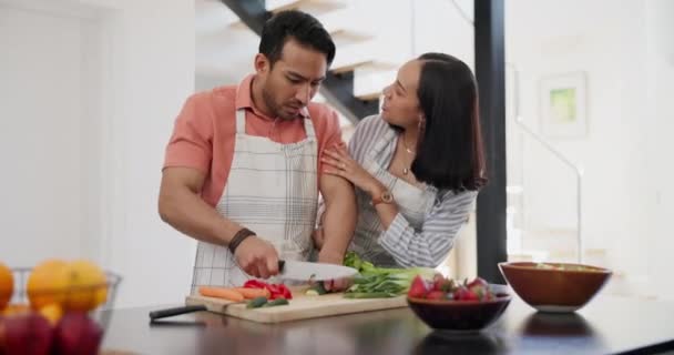 Cocina Amor Pareja Joven Cocina Cortando Verduras Para Una Comida — Vídeos de Stock