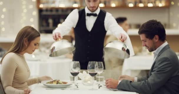带着食物的侍者 或在餐厅里的情侣 庆祝结婚纪念日 在晚餐的夜晚 情人节当天 浪漫的男人或女人在酒会上享用佳肴或结伴 — 图库视频影像