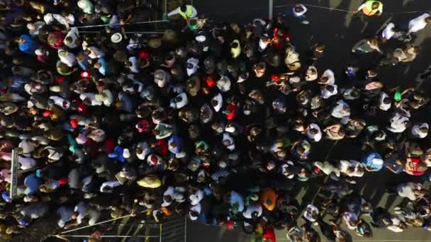 Воздушные Толпа Группа Людей Городе Улице Съезда Фестиваля Сбора Мероприятия — стоковое видео