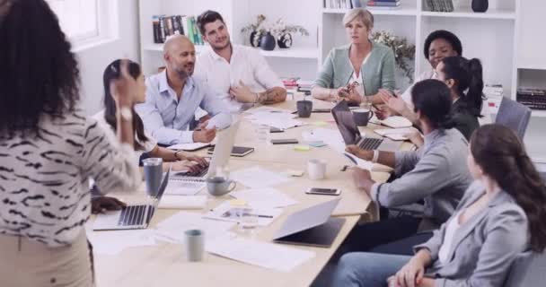Találkozó Prezentáció Üzletemberek Együtt Nevetnek Tanácsteremben Stratégiai Megbeszélésre Coaching Tanítás — Stock videók