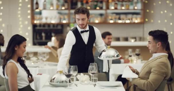 Serveer Ober Met Eten Stel Restaurant Ter Viering Van Gelukkige — Stockvideo