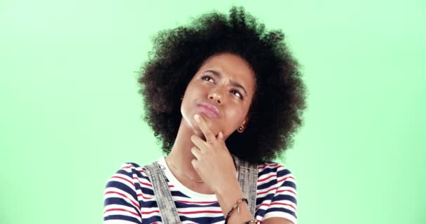 绿色屏幕和一个黑人女人的决定或计划孤立在一个工作室的背景 知识和一个有记忆记忆的想法 选择或计划的非洲女孩 — 图库视频影像