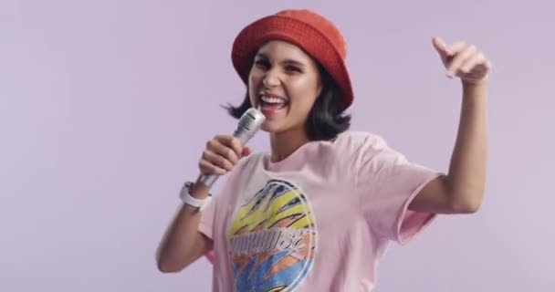 Dansen Zingen Vrouw Met Microfoon Een Studio Met Muziek Afspeellijst — Stockvideo