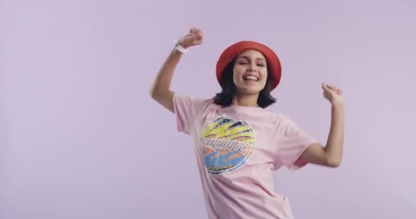 Bailando Sonriendo Mujer Joven Estudio Con Música Lista Reproducción Álbum — Vídeos de Stock
