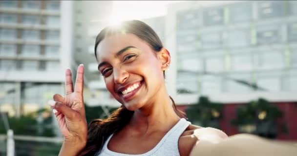 Fitness Tvář Nebo Šťastná Žena Městě Nebo Selfie Úsměvem Cvičení — Stock video