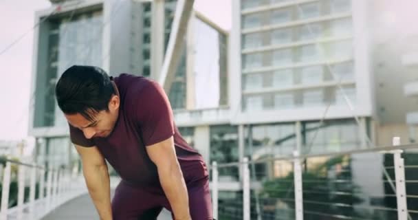 健康和男子在城市参加比赛 比赛或马拉松赛训练 来自印度的疲惫 运动和年轻男子运动员在城市的桥上进行有氧运动 — 图库视频影像