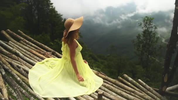 Viaje Montaña Vista Desde Mujer Relajarse Vacaciones Forestales Lujo Naturaleza — Vídeos de Stock