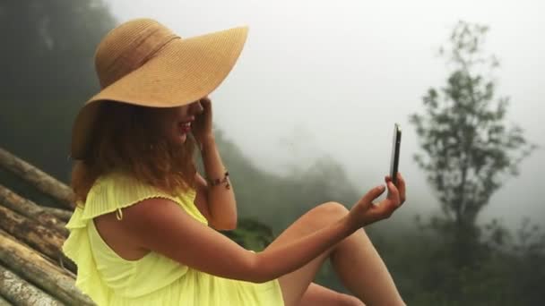 Selfie Relajarse Mujer Con Teléfono Inteligente Montañas Vietnam Vacaciones Con — Vídeos de Stock