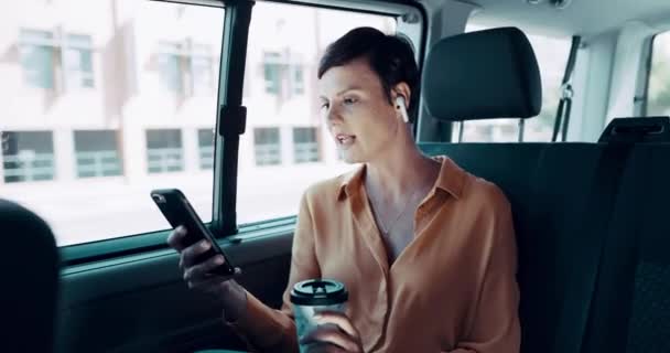 为旅行 专业交通或上下班通勤而乘坐汽车的视频通话 咖啡和女商人 乘客和员工在出租车或出租车后座上通过电话交谈 — 图库视频影像