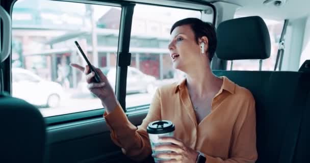旅行和妇女与电话出租车 以了解方向 导航或解释位置路线 交通服务 客户和智能手机应用程序 用于交通通知或司机建议 — 图库视频影像