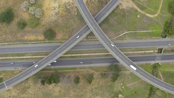 Luchtfoto Drone Auto Kruispunt Snelweg Weg Met Natuurlijke Omgeving Bomen — Stockvideo