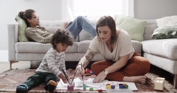 Eğitim Tasarım Çocuk Gelişimi Için Aile Olarak Rahatlamak Amacıyla Çocuklarla — Stok video